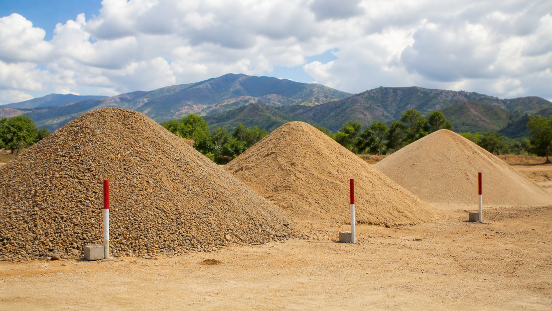 Aprende las diferencias entre arena de pega, de revoque y para concreto. Cuál usar en cada etapa de tu obra y dónde comprarla en Medellín.